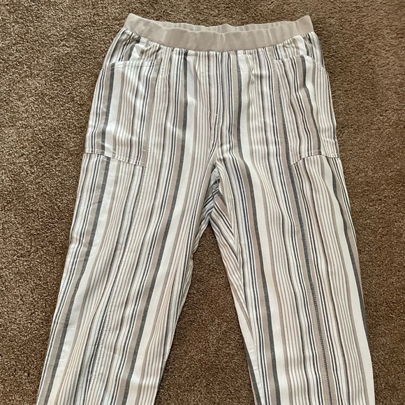 Chico's Pants - Chicos Capri Pants. Size 1.5. Light weight fabric.